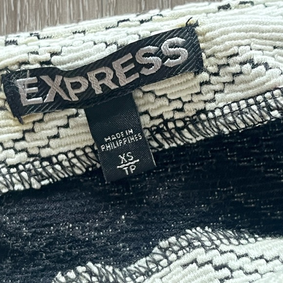 🚫SOLD🚫NWT Women’s Express Patterned Pencil Skirt - Picture 4 of 6